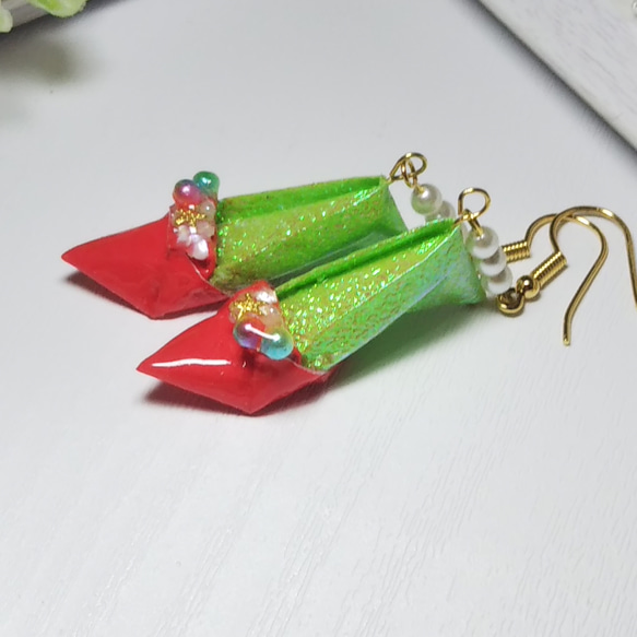 赤とキラキラ黄緑折り紙で折った人魚姫風ミニチュアハイヒールにマーメイドパールと星のモチーフをレンジコーティングしたピアス 4枚目の画像
