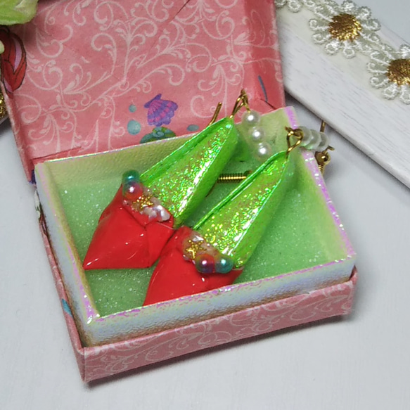 赤とキラキラ黄緑折り紙で折った人魚姫風ミニチュアハイヒールにマーメイドパールと星のモチーフをレンジコーティングしたピアス 5枚目の画像