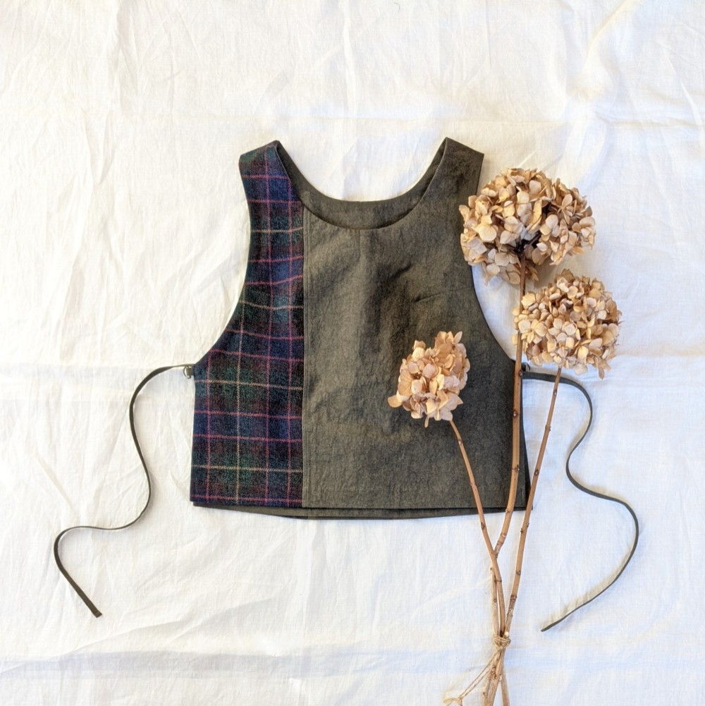 秋冬春の３シーズン、リバーシブルベスト　アシンメトリーな切り替え（グリーンチェック ✕ アーミーグリーン）