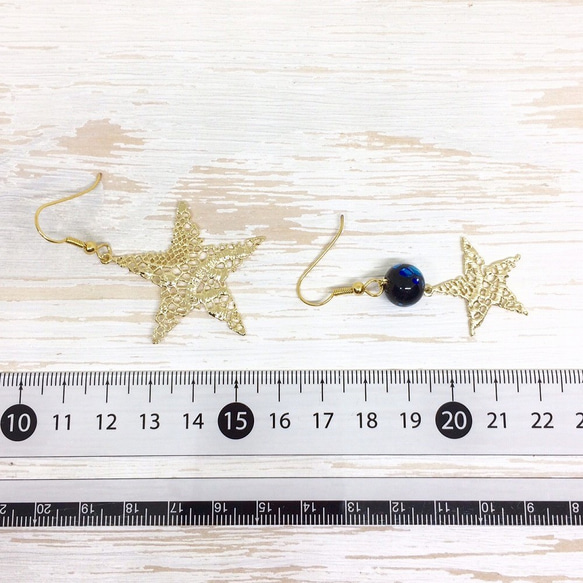 【送料無料】ほたる玉(とんぼ玉)をつけた小さな星と大きな星のアシンメトリーピアス＊ゴールド・シルバー 4枚目の画像