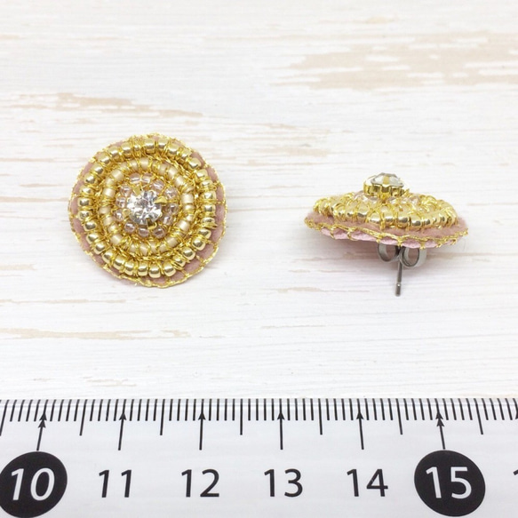 【送料無料】金糸で縫ったビーズの刺繍ピアス＊ゴールド×ホワイト・ゴールド×ピンク＊純チタンピン 5枚目の画像