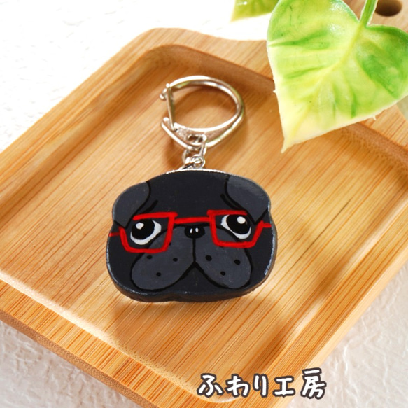 陶器製　犬　パグ置物　革　キーホルダー 陶器製 犬 パグ置物 革 キーホルダー 石塑粘土 メガネ 黒パグちゃん