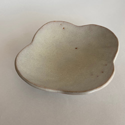 クローバー形の白い皿 1枚目の画像