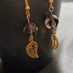 天然石スモーキークオーツとゴールドリーフのピアス 1枚目の画像