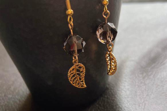 天然石スモーキークオーツとゴールドリーフのピアス 1枚目の画像