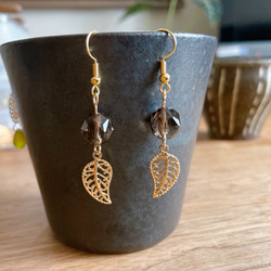 天然石スモーキークオーツとゴールドリーフのピアス 2枚目の画像