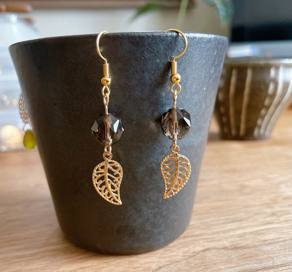 天然石スモーキークオーツとゴールドリーフのピアス 2枚目の画像