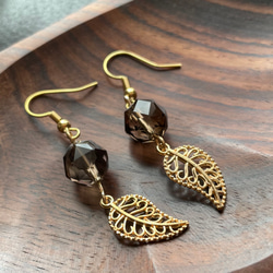 天然石スモーキークオーツとゴールドリーフのピアス 3枚目の画像