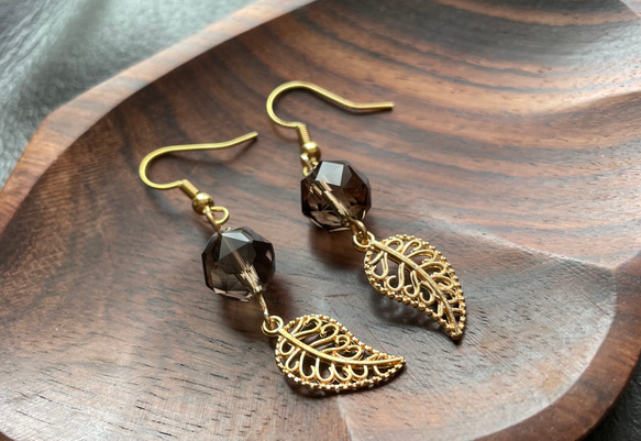 天然石スモーキークオーツとゴールドリーフのピアス 3枚目の画像
