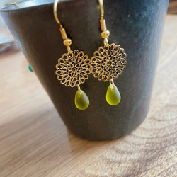 チェコガラスと透かしパーツのピアス 1枚目の画像