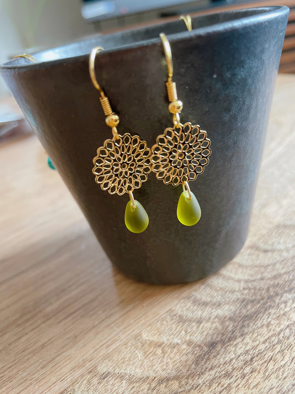 チェコガラスと透かしパーツのピアス 1枚目の画像