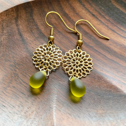 チェコガラスと透かしパーツのピアス 2枚目の画像