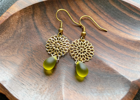 チェコガラスと透かしパーツのピアス 2枚目の画像