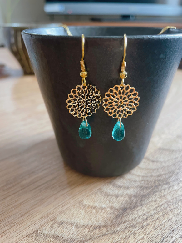 チェコガラスと透かしパーツのピアス 1枚目の画像