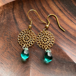 チェコガラスと透かしパーツのピアス 2枚目の画像