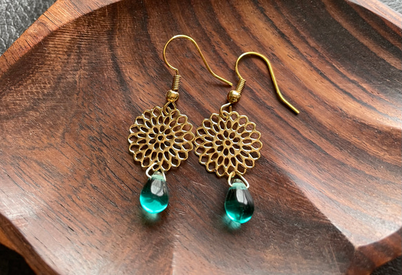 チェコガラスと透かしパーツのピアス 2枚目の画像