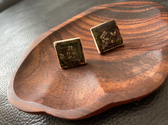 陶器ピアス　ドライフラワー 3枚目の画像