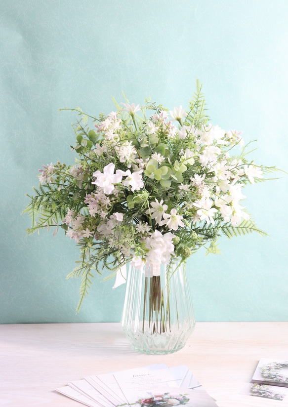 【再販】ホワイト&グリーンの爽やかなクラッチブーケ　　アーティフィシャルフラワー　（花器付き） 2枚目の画像