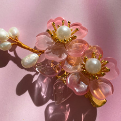 硝子花のヘアクリップ　ハート形花びらの桜二輪 3枚目の画像