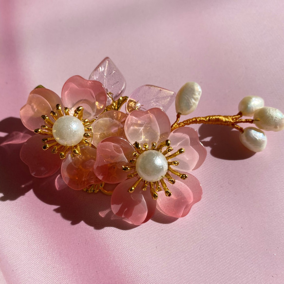 硝子花のヘアクリップ　ハート形花びらの桜二輪 4枚目の画像