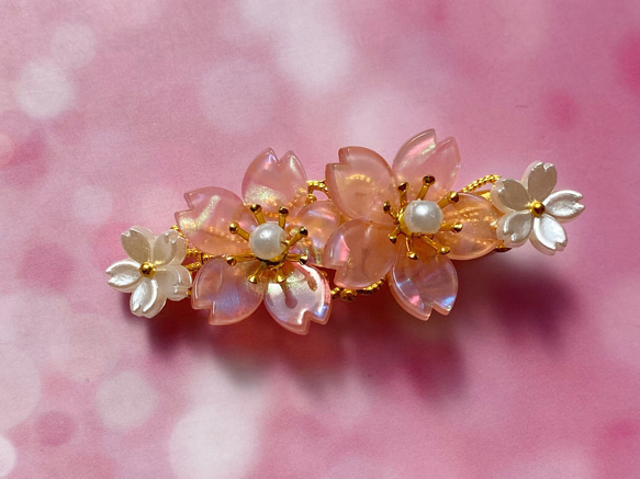桜のヘアクリップ 半透明オーロラピンク色 2枚目の画像