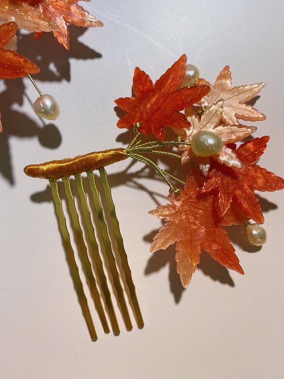 紅葉の飾りかんざし キラキラグラデーションヘアコーム 1枚目の画像