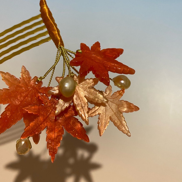 紅葉の飾りかんざし キラキラグラデーションヘアコーム 3枚目の画像