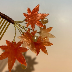 紅葉の飾りかんざし キラキラグラデーションヘアコーム 4枚目の画像