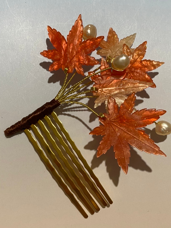 紅葉の飾りかんざし キラキラグラデーションヘアコーム 8枚目の画像