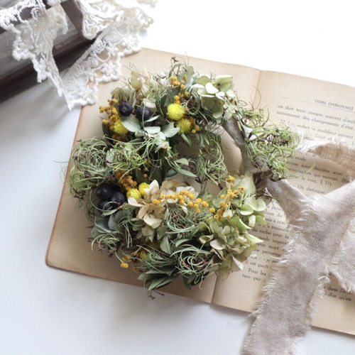 送料無料 ミモザとゴアナクロー踊る三日月リース グリーンリース