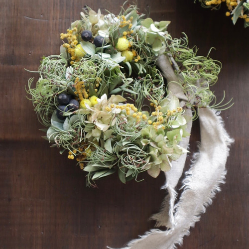 送料無料 ミモザとゴアナクロー踊る三日月リース グリーンリース