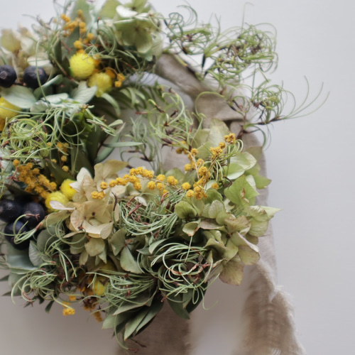 送料無料 ミモザとゴアナクロー踊る三日月リース グリーンリース