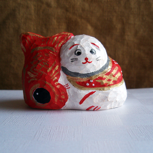 八4698【中古品】木彫りの招き猫　外形寸法幅17㎝  奥行き15㎝ 高さ30㎝ 八4698【中古品】木彫りの招き猫 外形寸法幅17㎝ 奥行き15㎝ 高