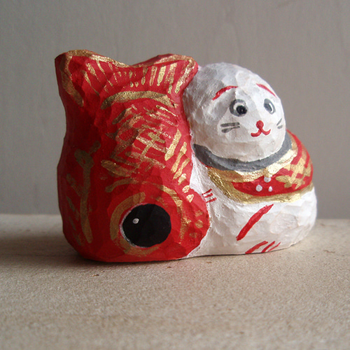 八4698【中古品】木彫りの招き猫　外形寸法幅17㎝  奥行き15㎝ 高さ30㎝ 八4698【中古品】木彫りの招き猫 外形寸法幅17㎝ 奥行き15㎝ 高