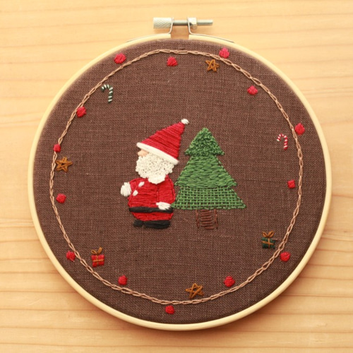12月の刺繍「サンタクロースはクリスマスが楽しみ」／壁飾り