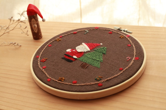 12月の刺繍「サンタクロースはクリスマスが楽しみ」／壁飾り 2枚目の画像