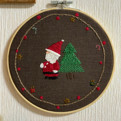 12月の刺繍「サンタクロースはクリスマスが楽しみ」／壁飾り 4枚目の画像