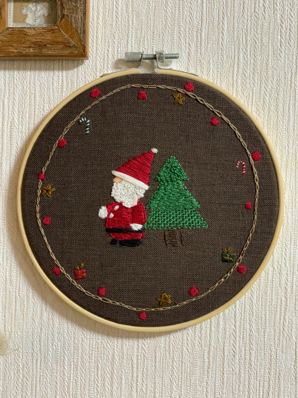 12月の刺繍「サンタクロースはクリスマスが楽しみ」／壁飾り 4枚目の画像