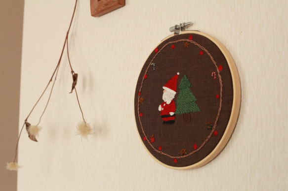 12月の刺繍「サンタクロースはクリスマスが楽しみ」／壁飾り 3枚目の画像