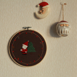 12月の刺繍「サンタクロースはクリスマスが楽しみ」／壁飾り 6枚目の画像