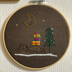 12月の刺繍「ネボスケくまのクリスマス」／壁飾り 4枚目の画像