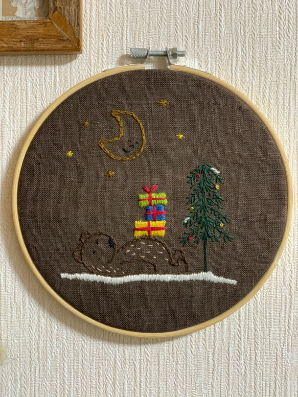 12月の刺繍「ネボスケくまのクリスマス」／壁飾り 4枚目の画像