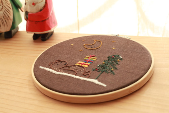 12月の刺繍「ネボスケくまのクリスマス」／壁飾り 2枚目の画像