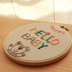 BABYの刺繍「こんにちは 赤ちゃん」／壁飾り 2枚目の画像