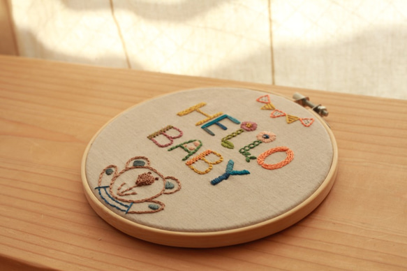 BABYの刺繍「こんにちは 赤ちゃん」／壁飾り 2枚目の画像