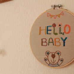 BABYの刺繍「こんにちは 赤ちゃん」／壁飾り 3枚目の画像