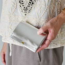 ハーフウォレット・シルバー（イタリア産牛革、箔押し）薄いお財布　ミニマムなお出かけスタイル 1枚目の画像