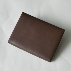 ハーフウォレット・チョコレート（イタリア産ヌメ牛革、経年変化あり）薄いお財布　ミニマムなお出かけスタイル 3枚目の画像