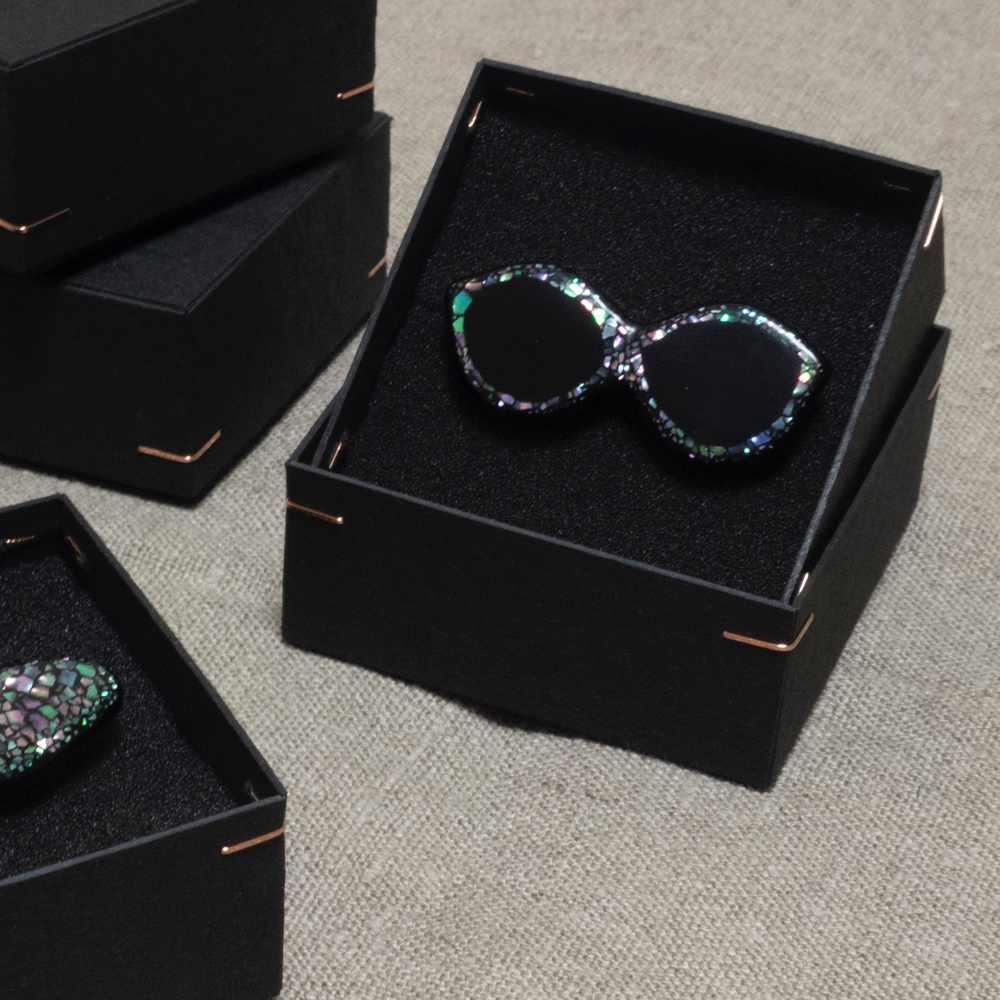 タイピンブローチ　ネクタイピン兼穴をあけないブローチ　メガネ　サングラス　螺鈿　男女兼用　高級　２WAY 漆