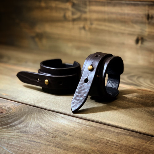 メンズにオススメ！ タフな一枚革がかっこいいレザーブレスレット